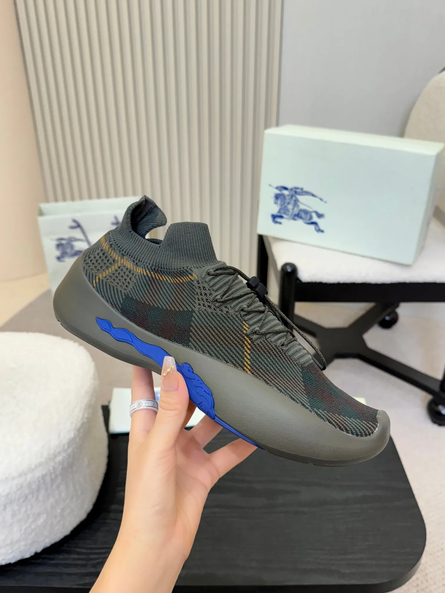 Men's men's shoes💰680 Burberry's 2025 hot model is released, ultra-light socks and shoes, versatile, decorated with worsted Burberry plaid pattern. Featuring a mesh lining and checkered laces, the rubber sole features the archive Burberry monogram. From Burberry's iconic collection, these wardrobe staples are interpreted with the brand's signature style.   ✅Fabric: classic cotton fly ✅Lining: silk cowhide lining ✅Outsole: ultra-light rubber foam sole ✅Color: green, original packaging ✅Code number: men's 39-46 (39,46 customized)